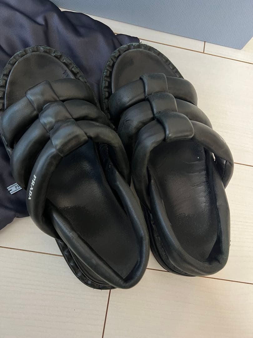 PRADA ブラックレザーサンダル