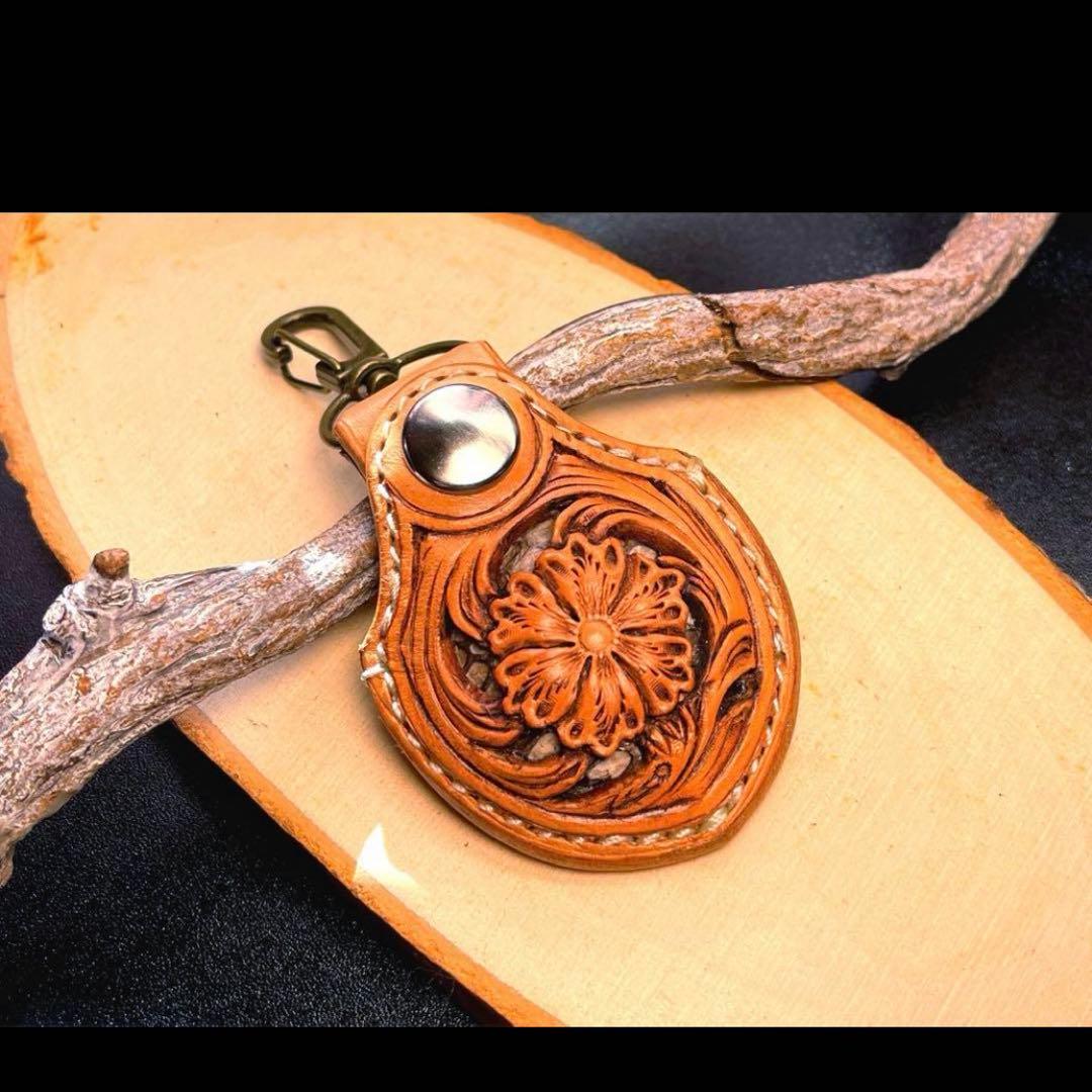 ☆しぇりー☆様オーダー　レザーカービング AirTagケース2点