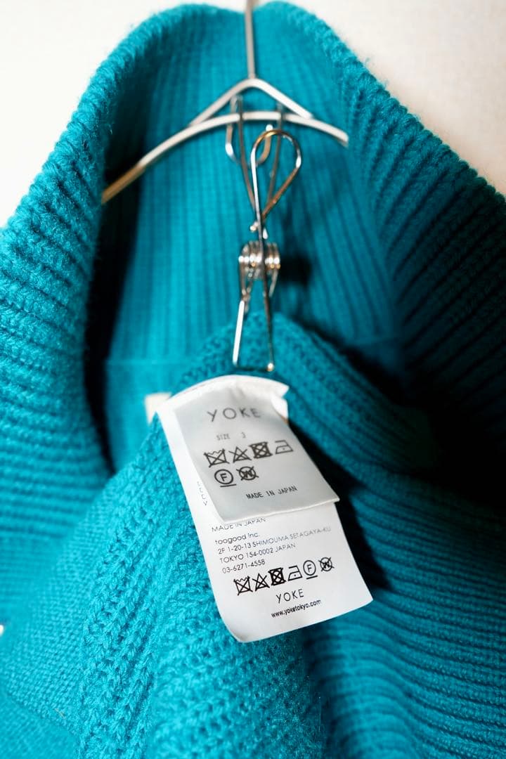 トップス YOKE 3/4 FRONT ZIP HIGHNECK RIB SWEATER