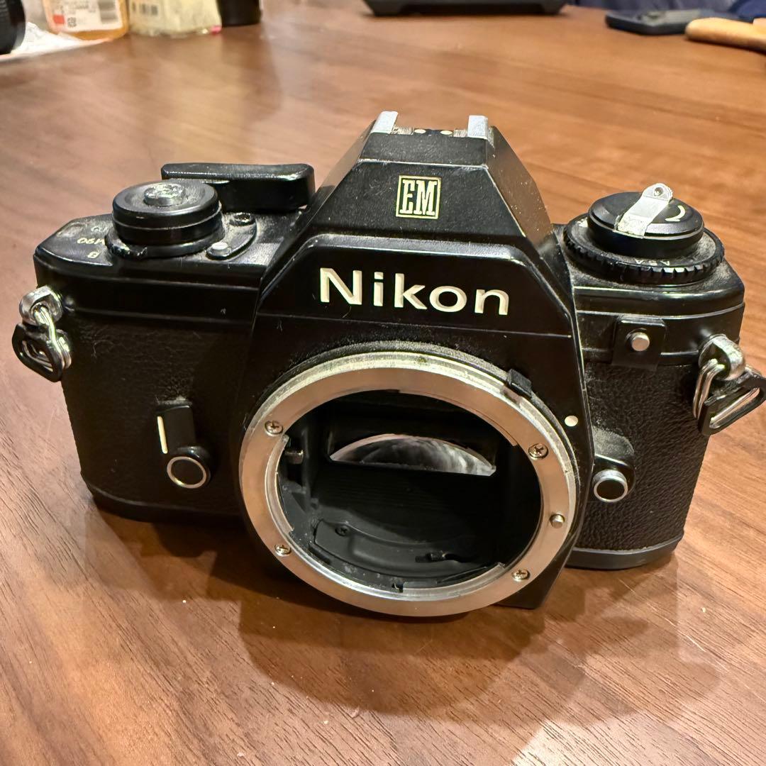 Nikon ニコン EM ブラック ボディ フィルムカメラ　レンズ付き
