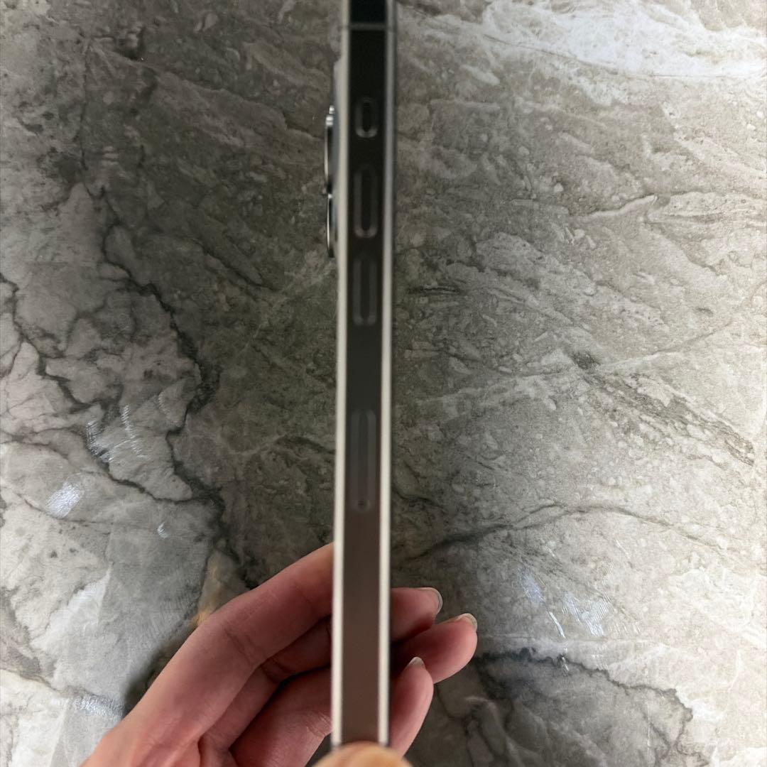 iPhone15pro 本体128ギガ ナチュナルチタン