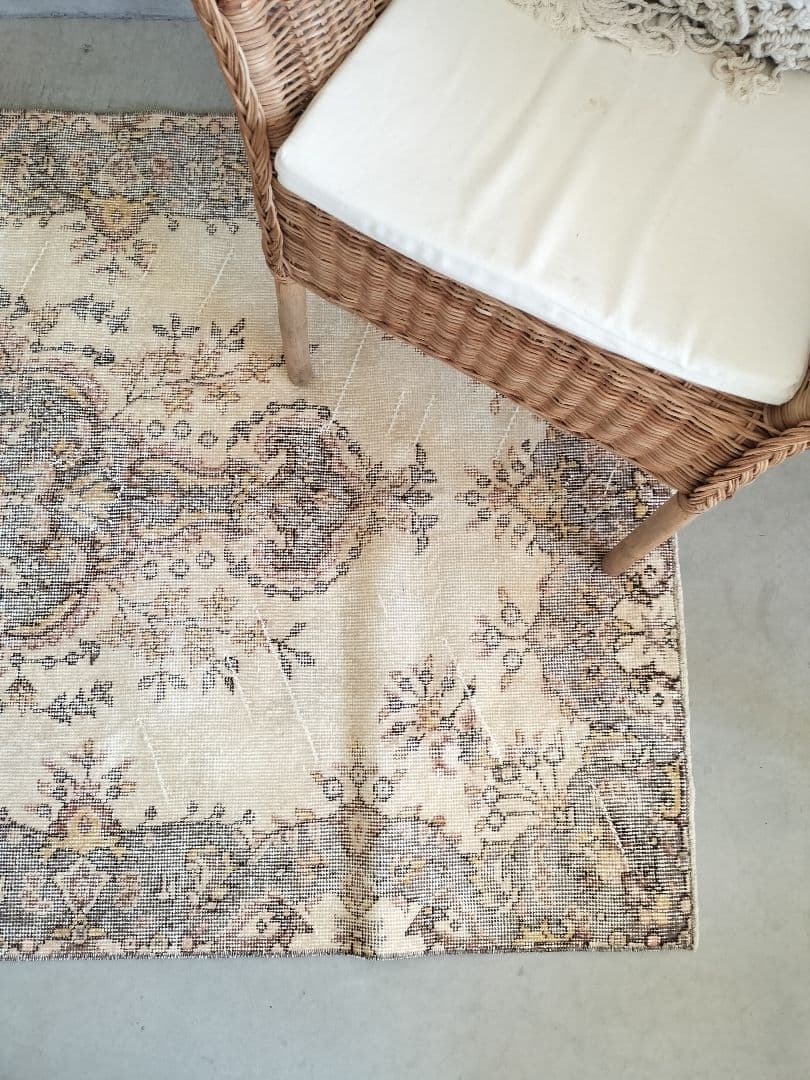 クリームベース　ペールグレーのヴィンテージトルコラグ　雅姫さん　No.703