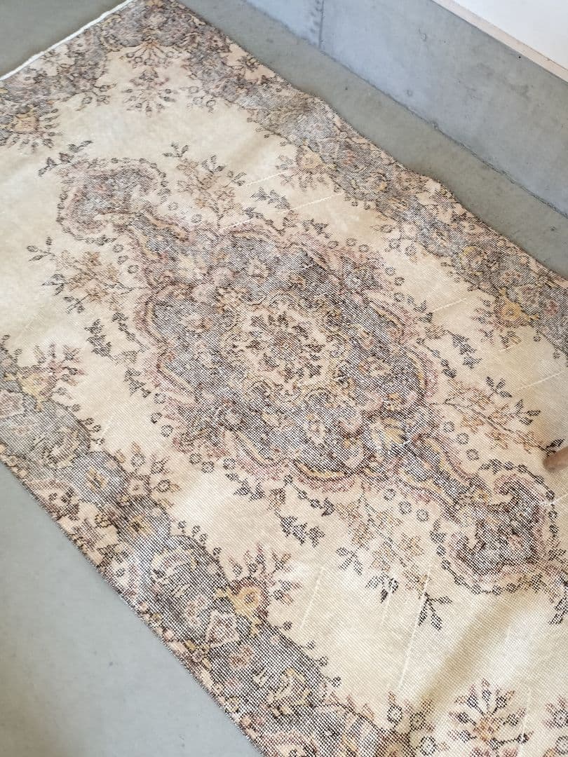 クリームベース　ペールグレーのヴィンテージトルコラグ　雅姫さん　No.703