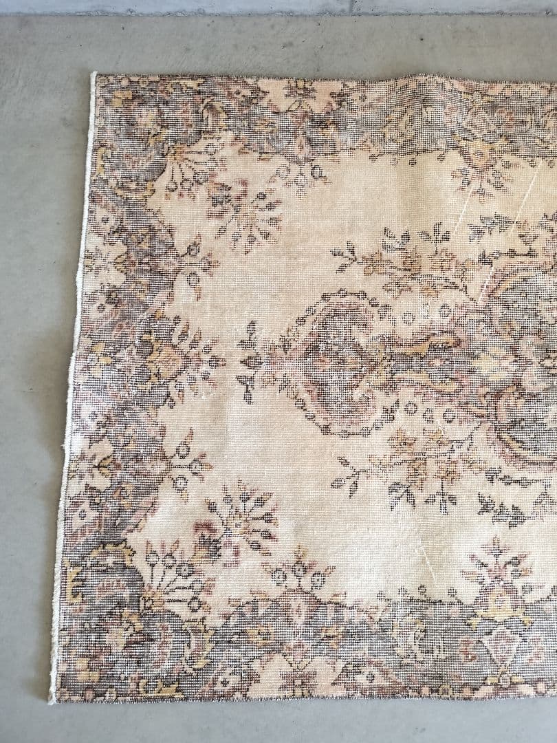 クリームベース　ペールグレーのヴィンテージトルコラグ　雅姫さん　No.703