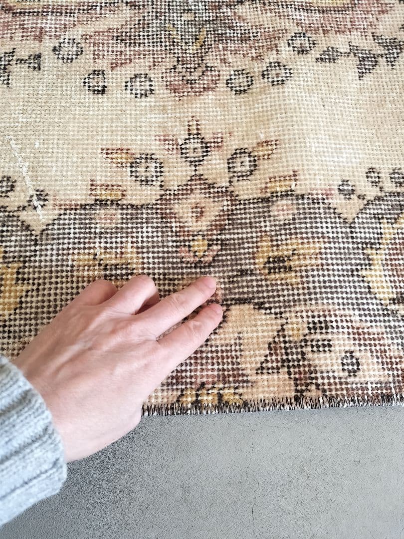 クリームベース　ペールグレーのヴィンテージトルコラグ　雅姫さん　No.703