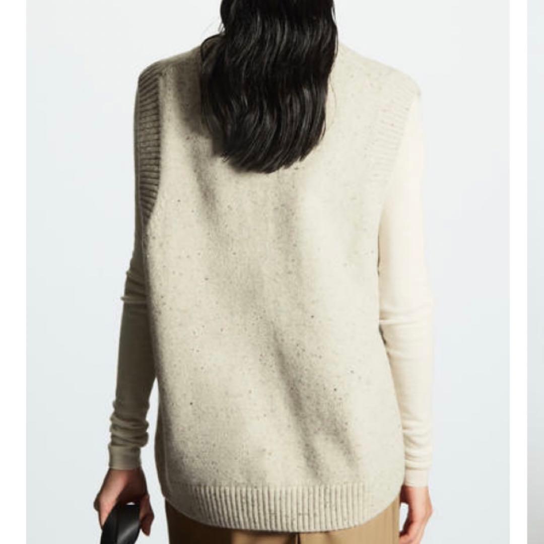 COS コントラストVネックウールベスト