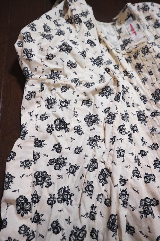 ワンダフルワールド♡モノトーンバラ♡ピンタックデザインのワンピース