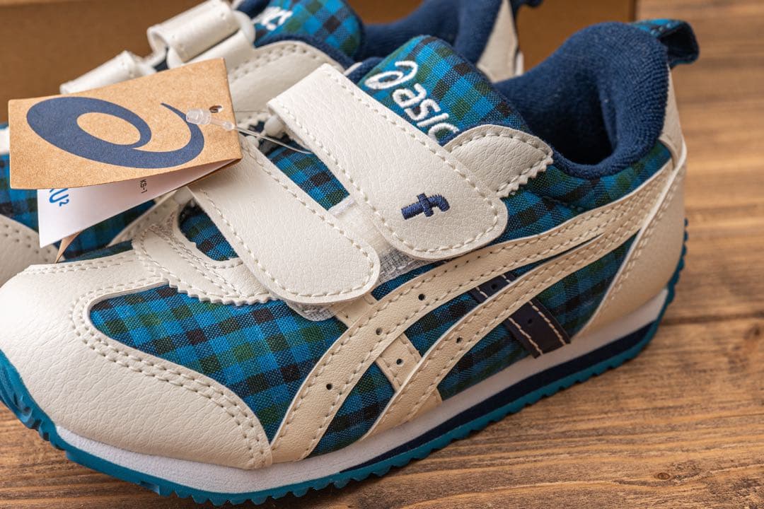 familiar スニーカー　新品未使用　asics