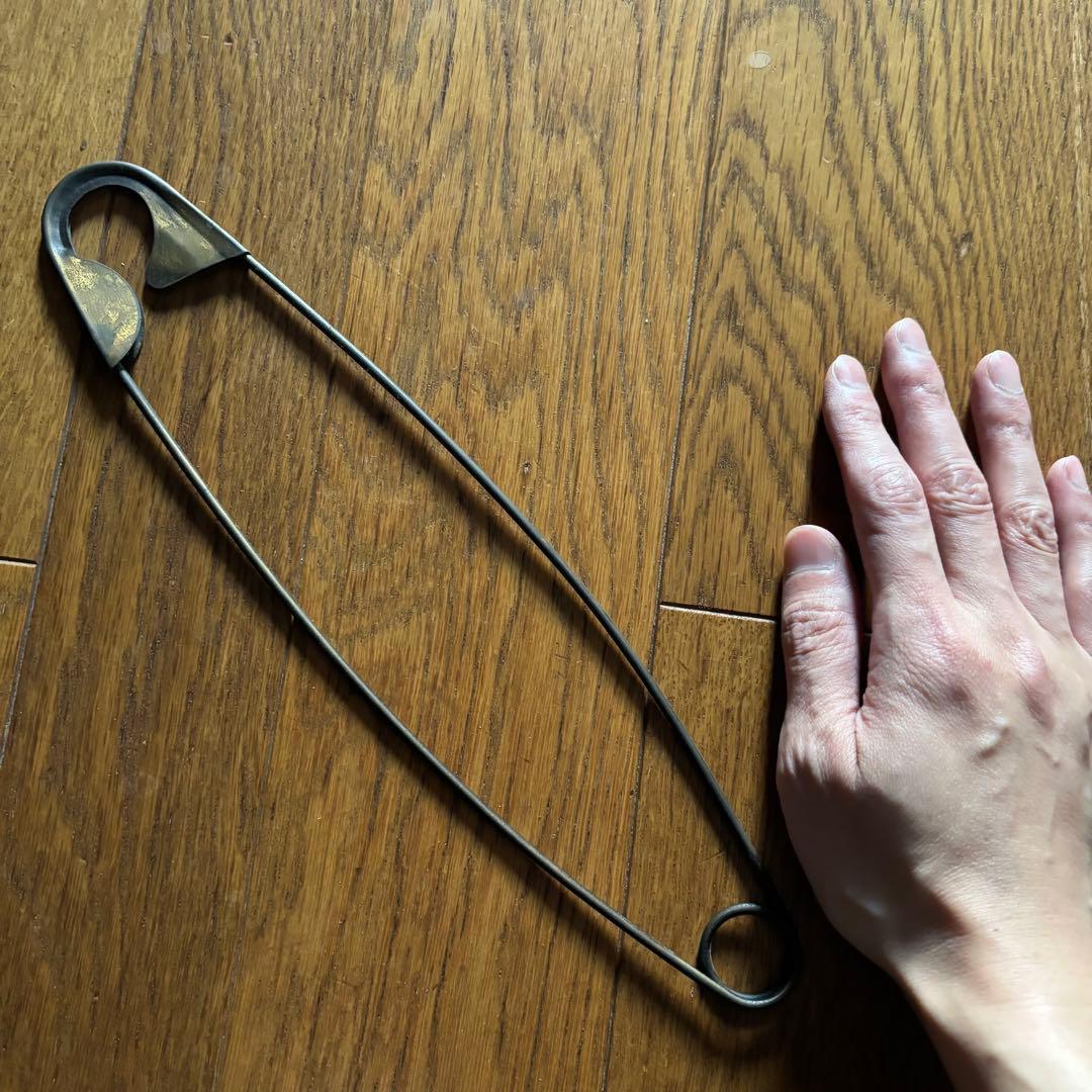 も*る様 beauty:beast レア】真鍮製巨大安全ピン　90's