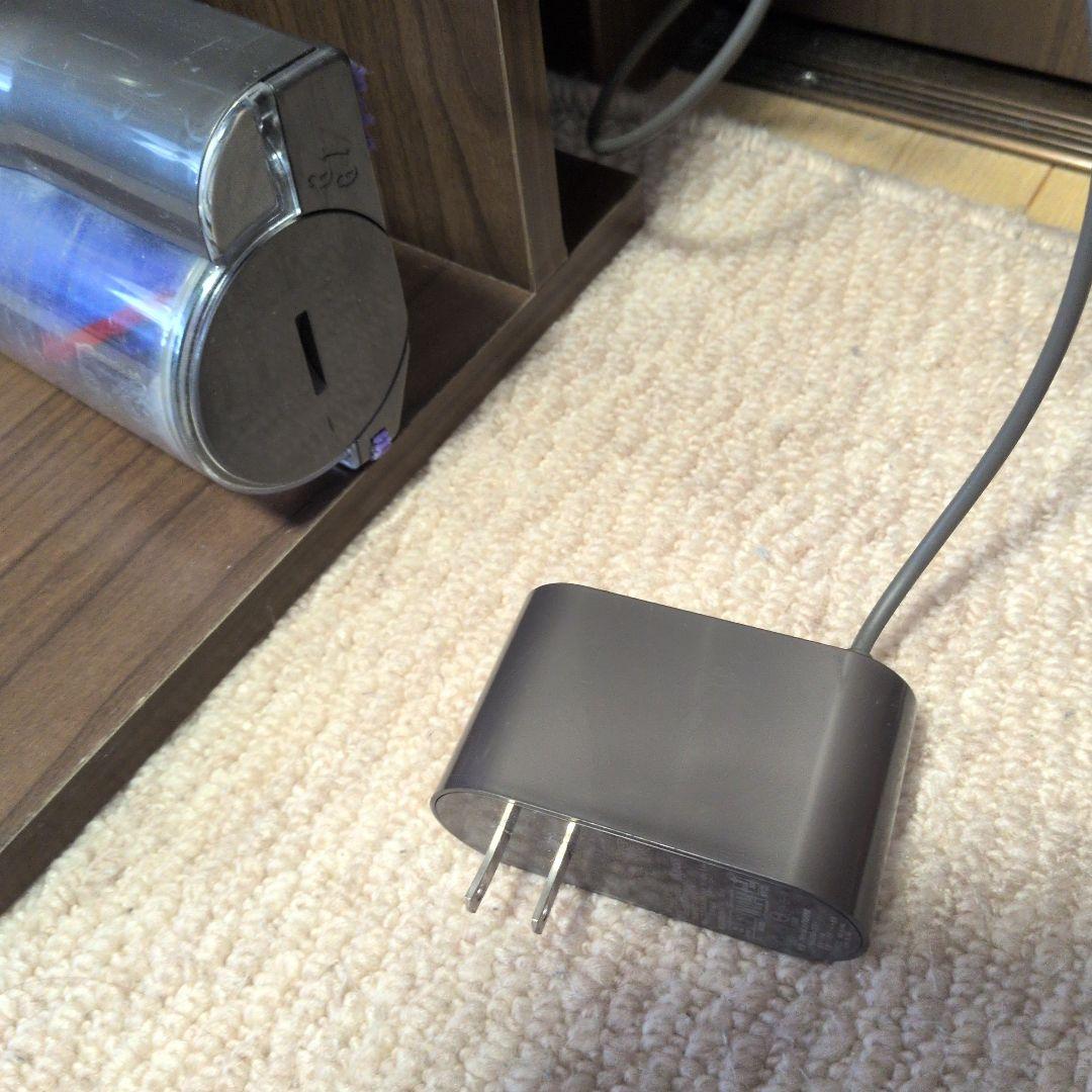 dyson v8スティッククリーナー 本体．付属品多数 掛ける台付き