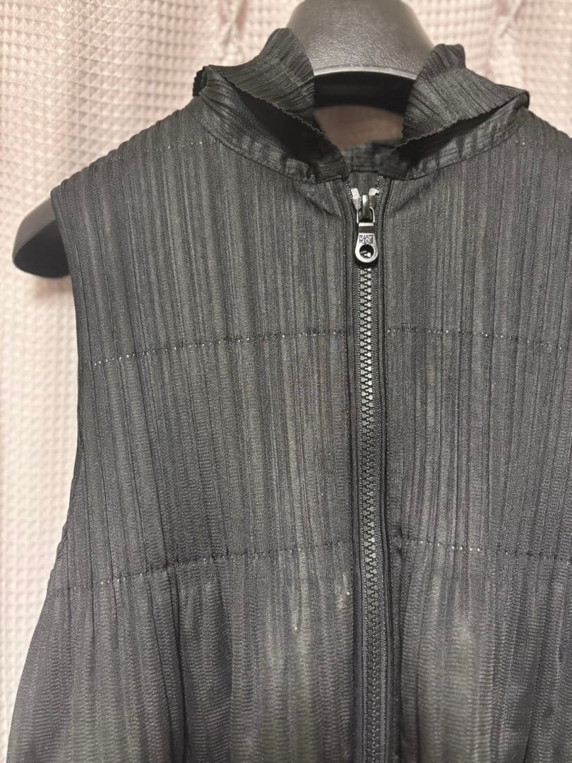 プリーツプリーツ　パーカーノースリベスト　サイズ3　美品