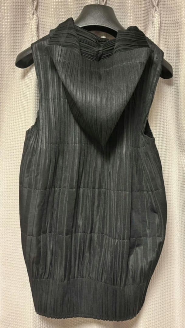 プリーツプリーツ　パーカーノースリベスト　サイズ3　美品