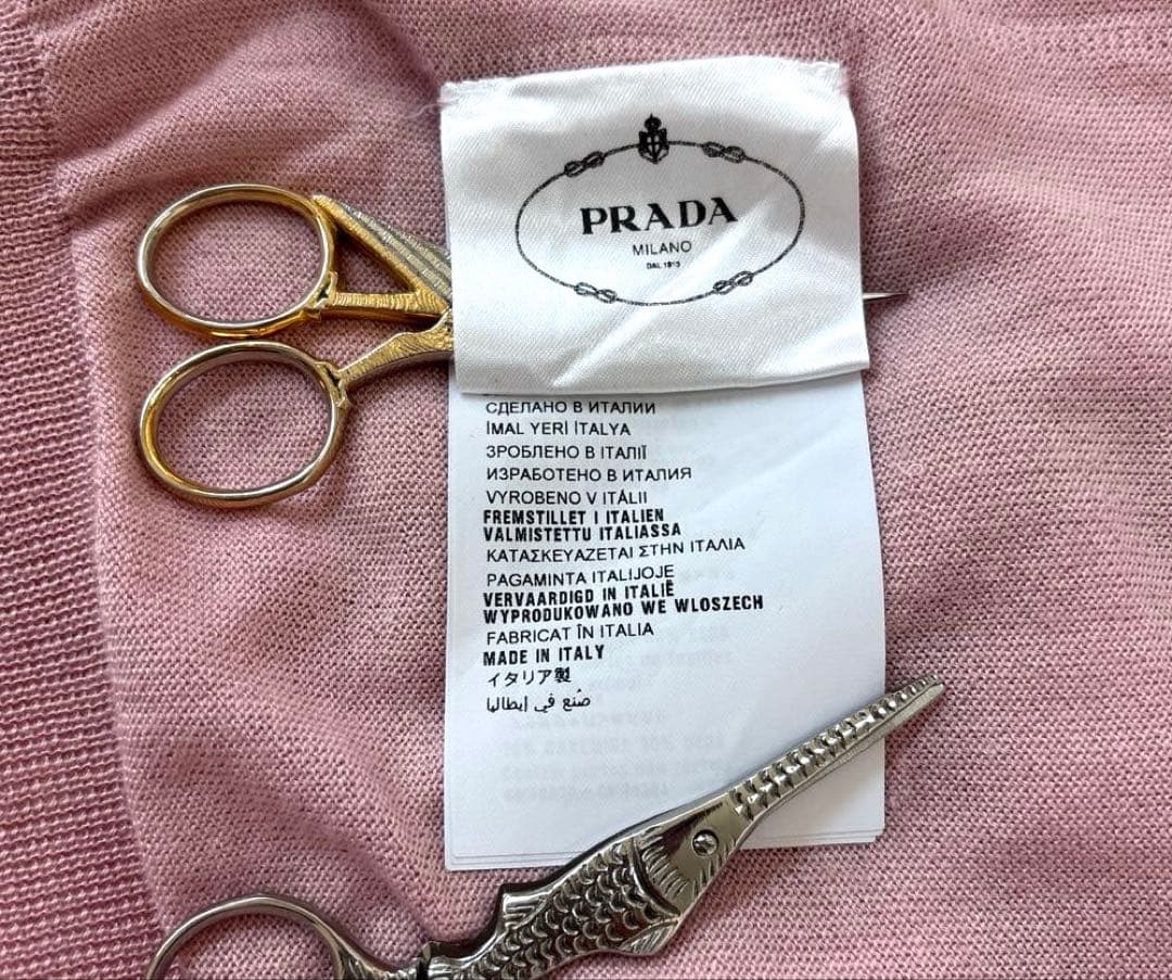 PRADAプラダ　ピンク　Vネック　ライトウエイト　カーディガン