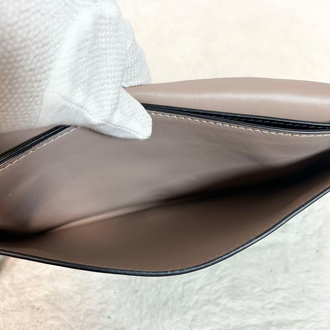 希少❗️VALENTINO GARAVANI ロックスタッズ　クラッチバック　黒