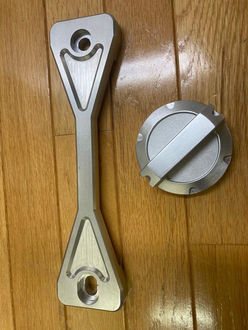 FJクルーザー用アルミ切り出しバッテリーマウントブラケットとキャップ