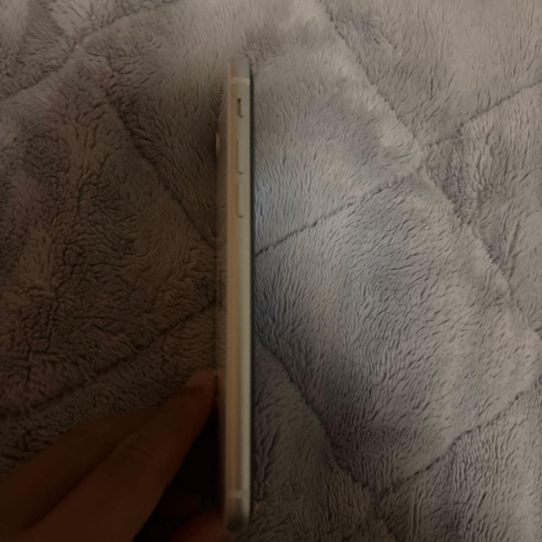 Apple iPhone SE第二世代ホワイト 本体