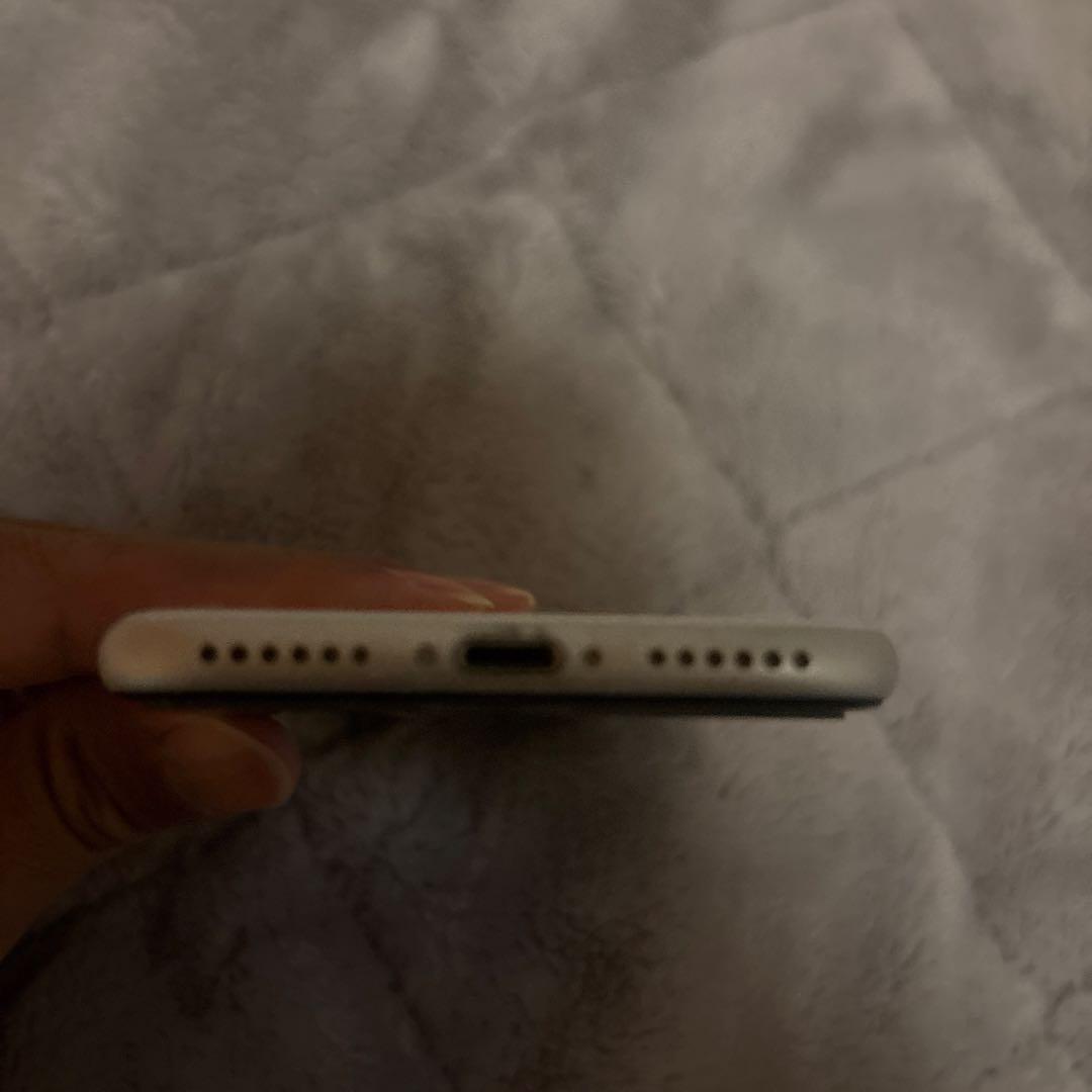 Apple iPhone SE第二世代ホワイト 本体