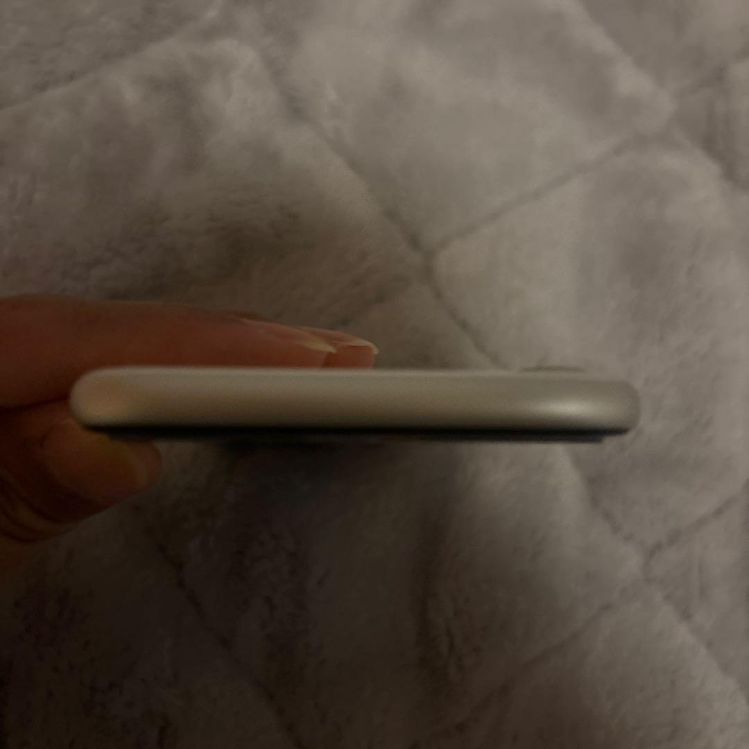 Apple iPhone SE第二世代ホワイト 本体
