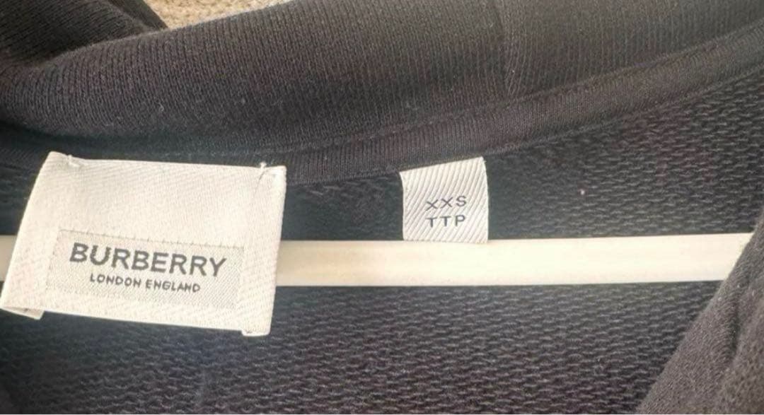 バーバリー パーカー　チェック　黒