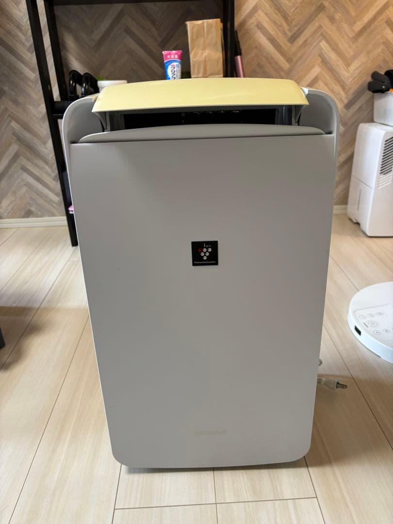 衣類除湿機　コンパクトクール　SHARP 除湿機