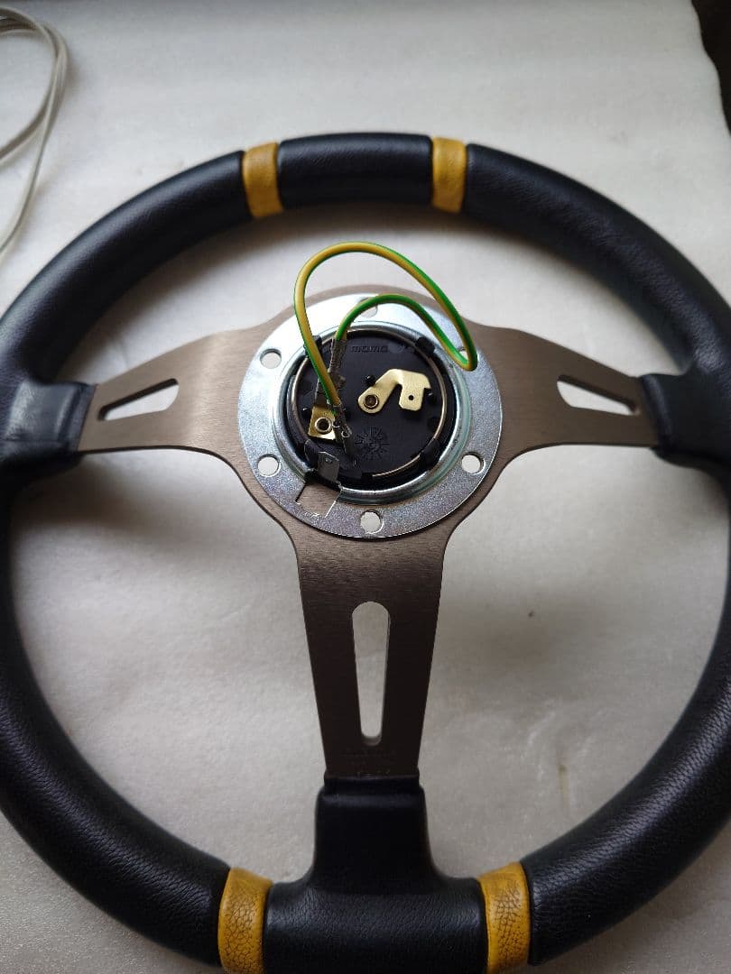 momo Drifting ステアリング 本体 ブラック/イエロー