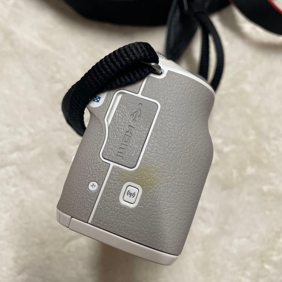 ホワイトCanon EOS Kiss M ダブルズームキット