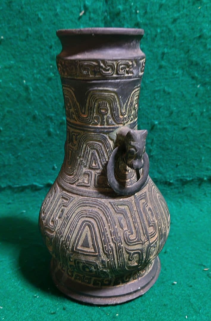 幾何学模様の銅製花瓶　蓋付壺　中国製