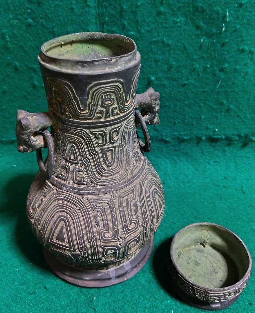 幾何学模様の銅製花瓶　蓋付壺　中国製