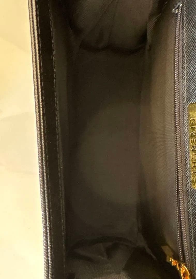 GIVENCHY 黒 レザーハンドバッグ