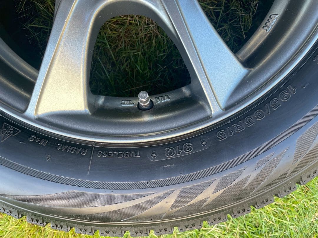 走行距離少★美品スタッドレス タイヤ & ホイール4本