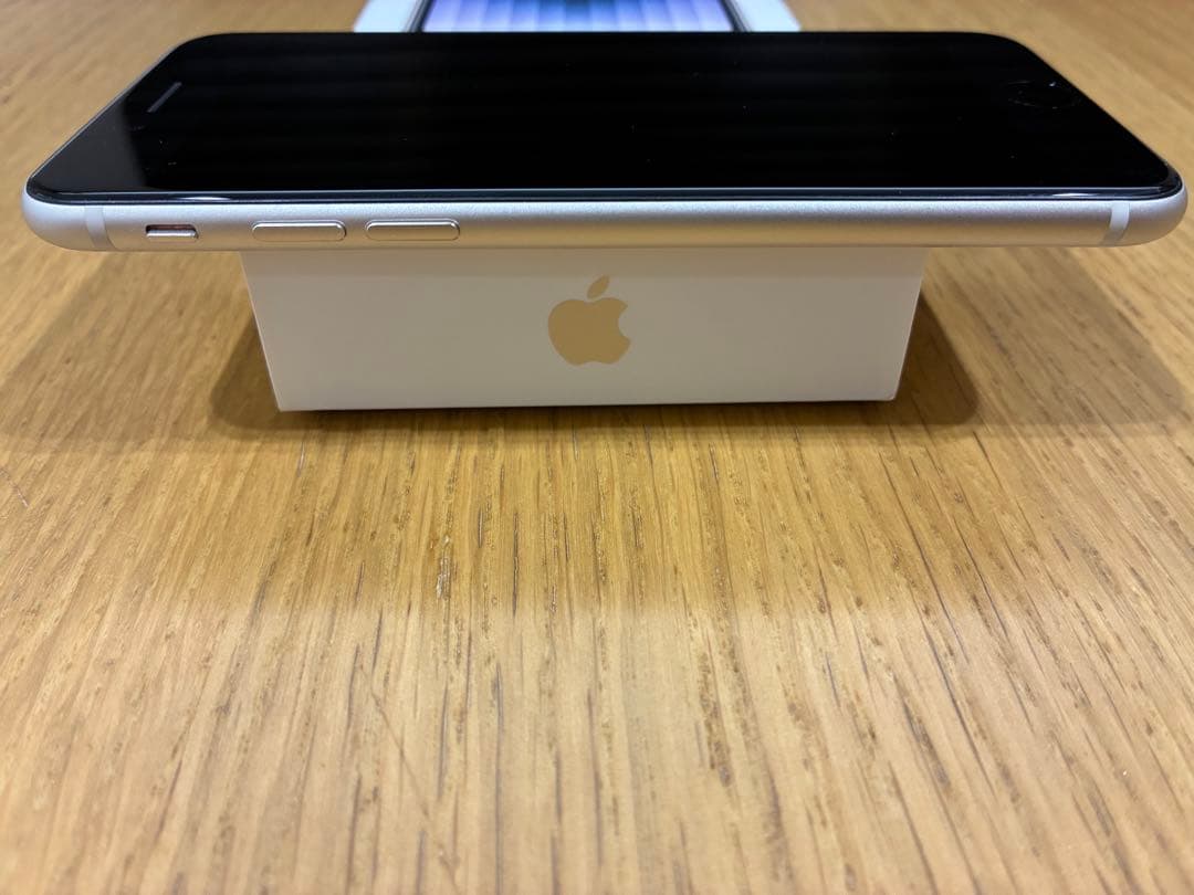 【美品】 アイフォン iPhone SE (第3世代)スターライト 64GB