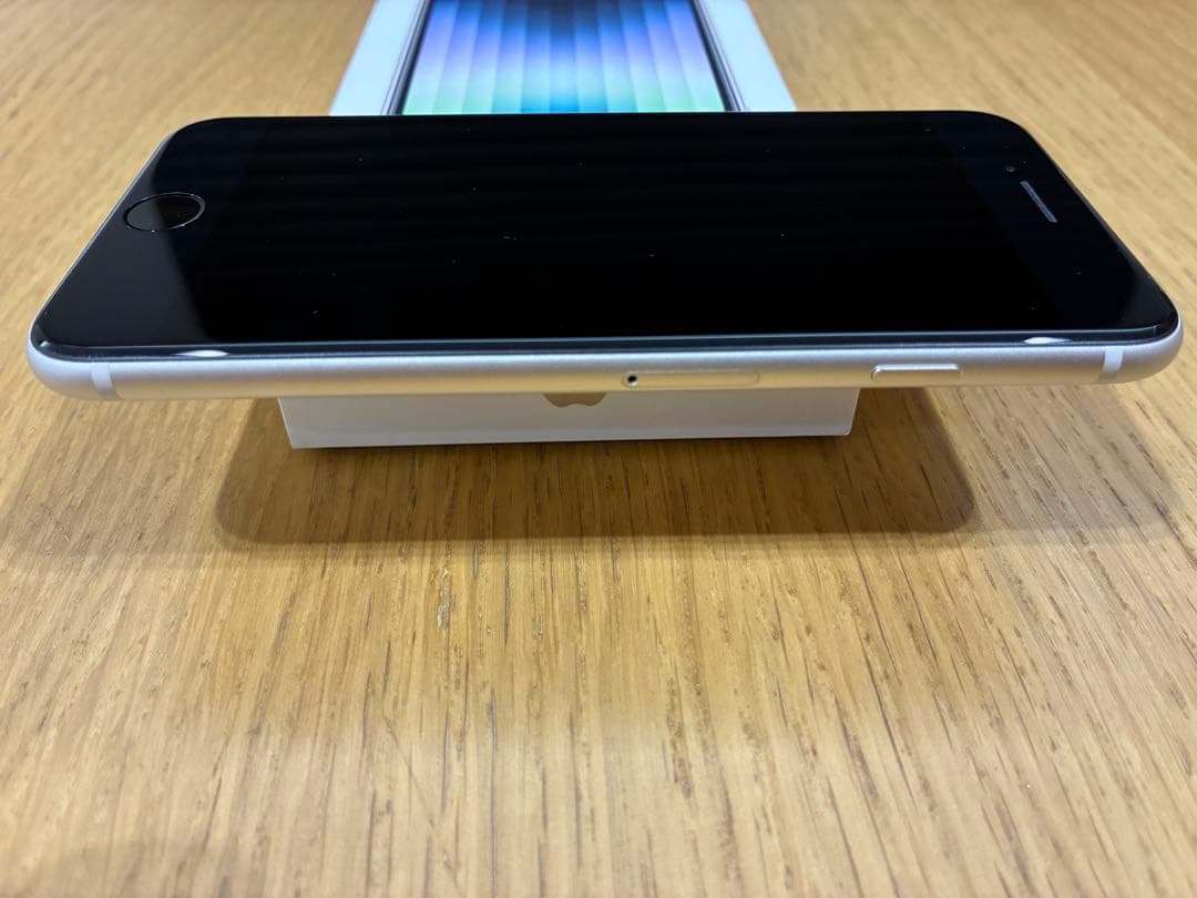 【美品】 アイフォン iPhone SE (第3世代)スターライト 64GB