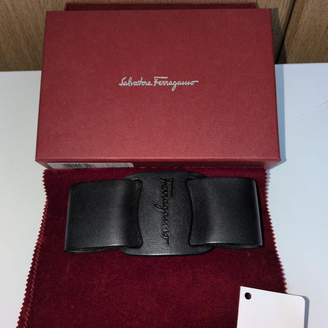 Salarone Ferragamo ブラックレザー バレッタ