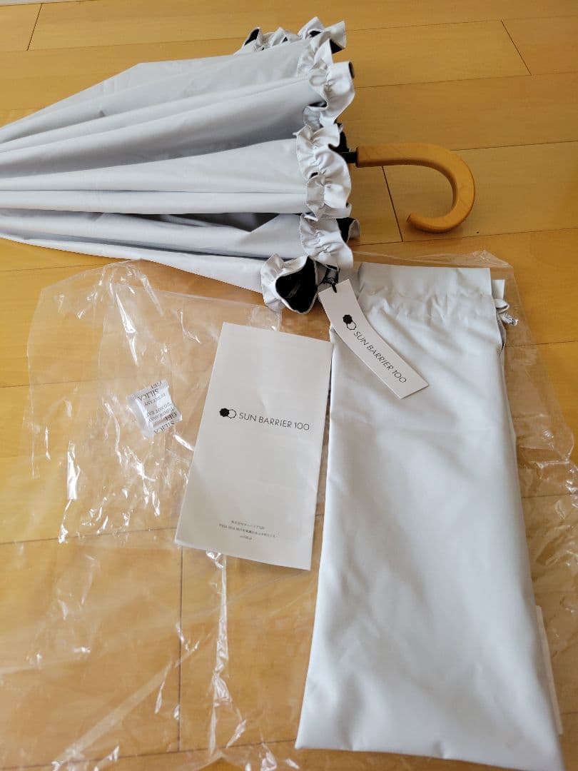 今期美品 サンバリア100 折りたたみ 日傘 2段折 フリル