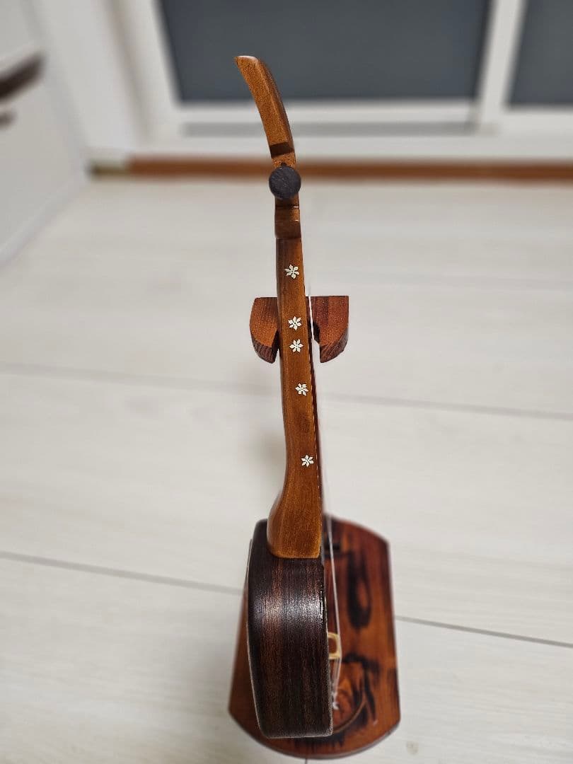 ミニマム三線本体 木製 ヘビ柄装飾 3弦 スタンド付き