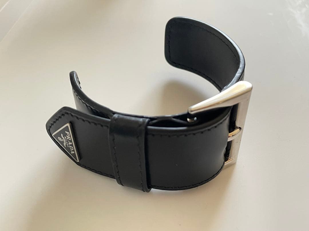 【新品未使用】PRADA アームレザーカフ レザー シルバー金具 レディース