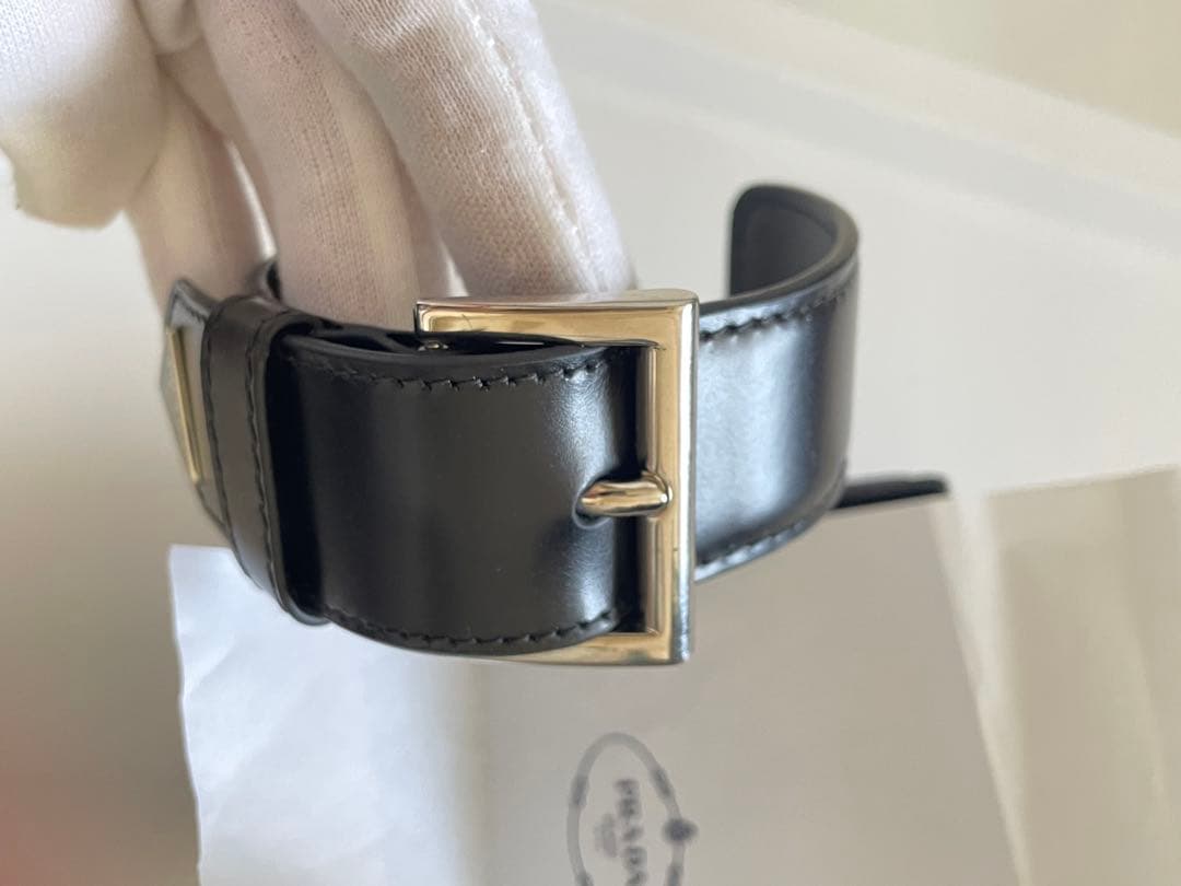【新品未使用】PRADA アームレザーカフ レザー シルバー金具 レディース