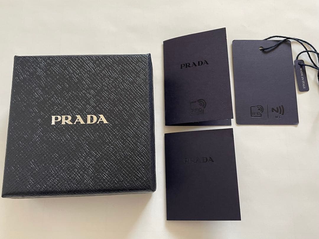 【新品未使用】PRADA アームレザーカフ レザー シルバー金具 レディース