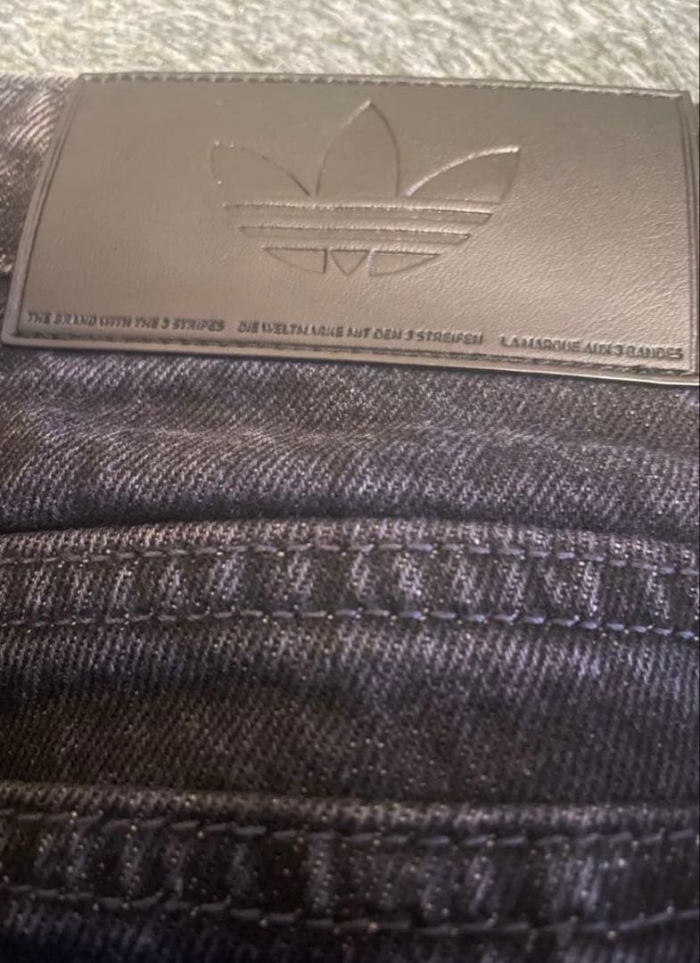 試着のみ　adidasデニム　32サイズ