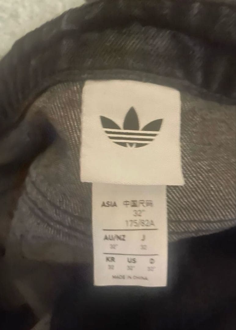 試着のみ　adidasデニム　32サイズ