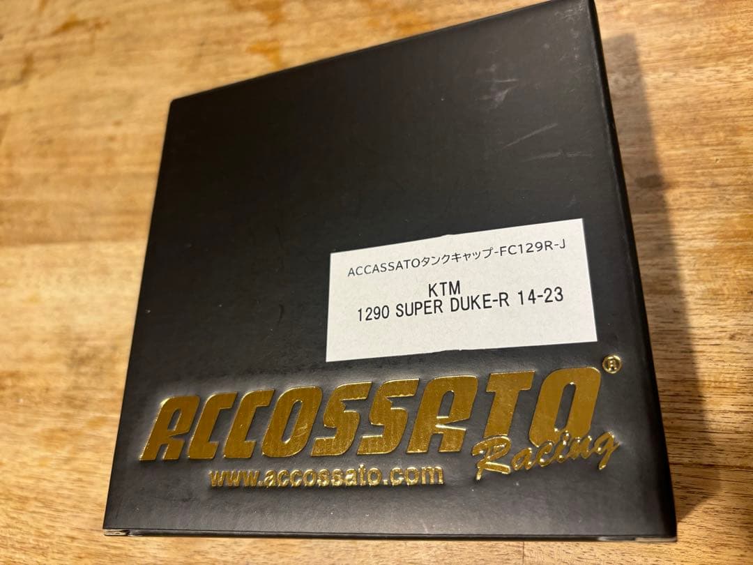 アコサット　タンクキャップ　KTM SUPER DUKE-R