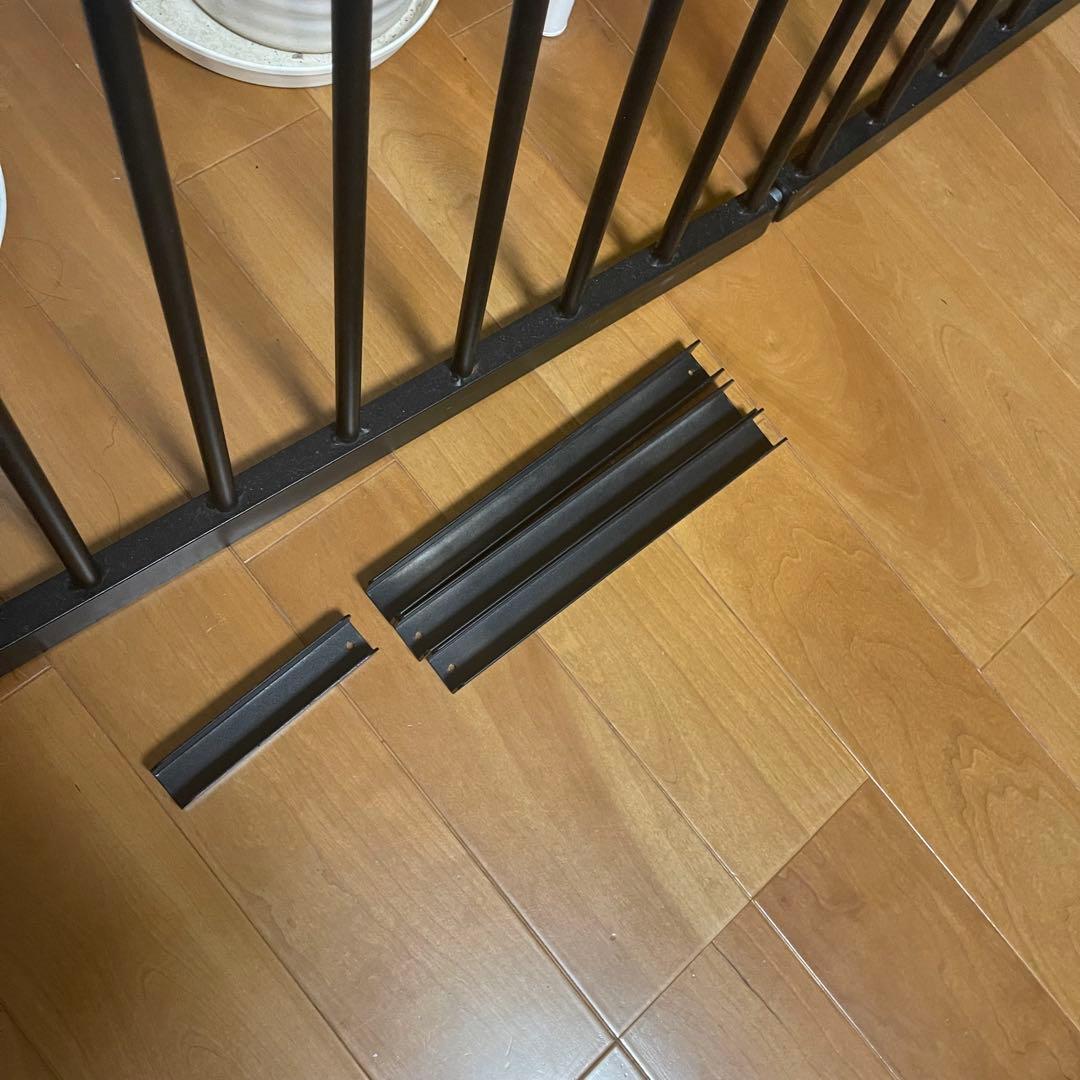 スチール製　突っ張り　ブラック　ゲート　ベビーやペット用に　扉付き　黒色