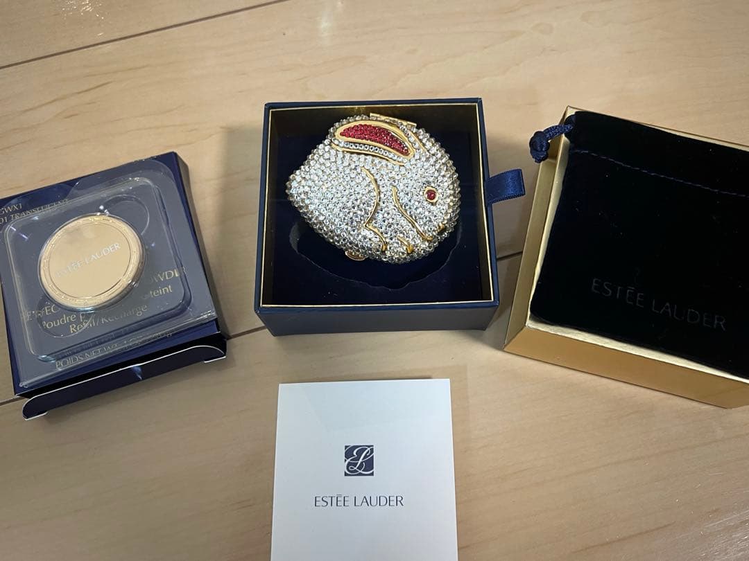 希少品 エスティローダー うさぎ　コンパクト キラキラ