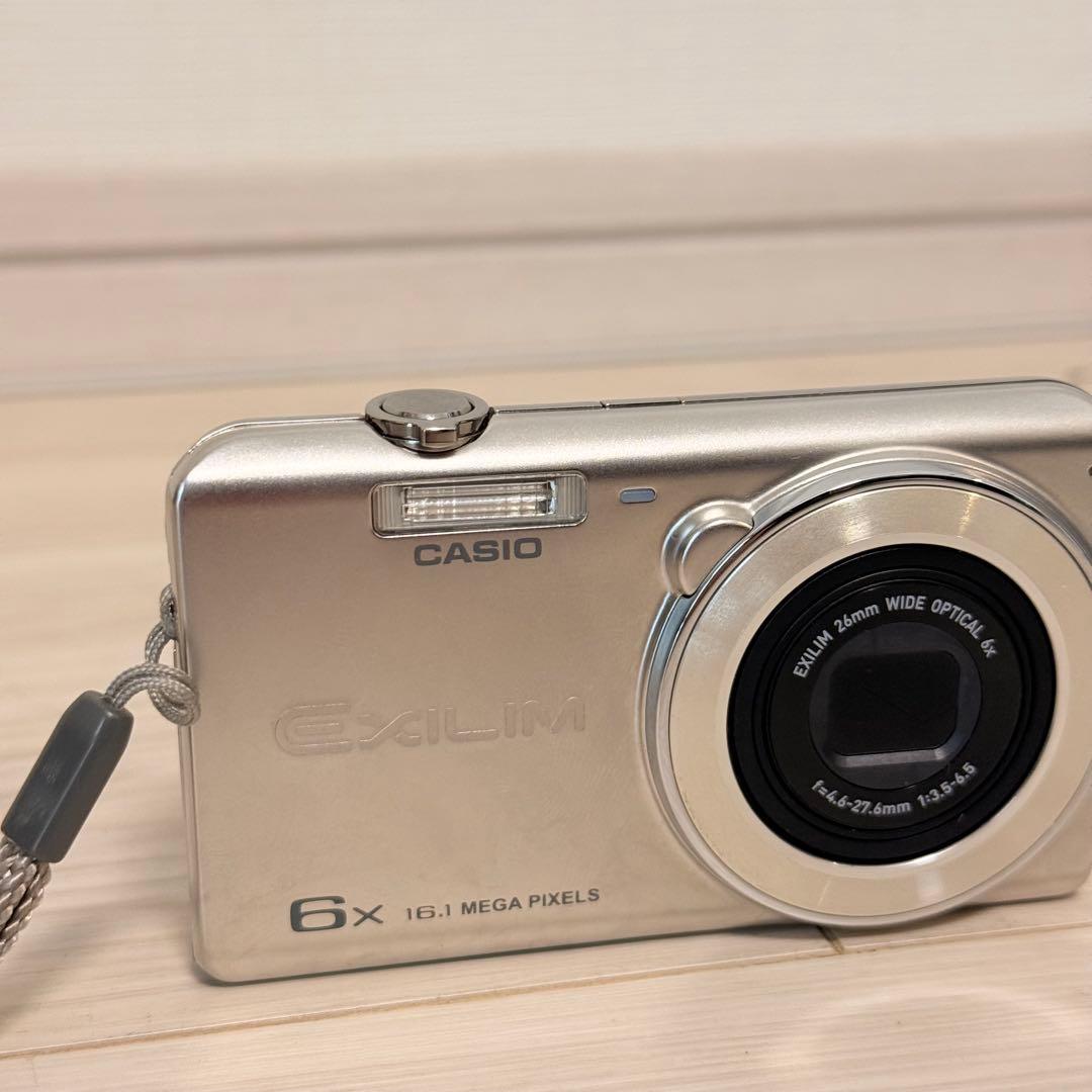 美品　カシオ EXILIM EX-Z780コンパクトデジタルカメラ