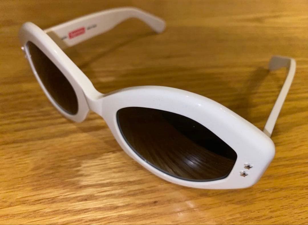 小物 supreme Nomi Sunglasses White