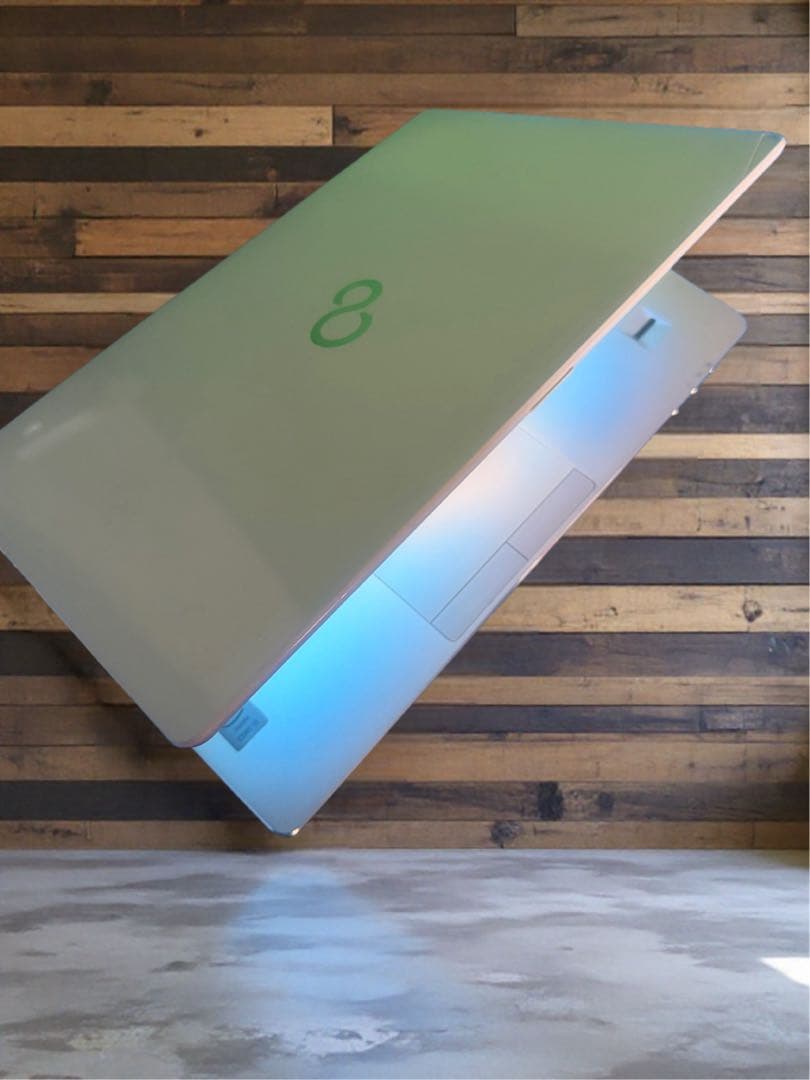 小型軽量✨カメラ、タッチパネル便利❣️白シルバー快適❣️ノートパソコン✨学生社会人‼️