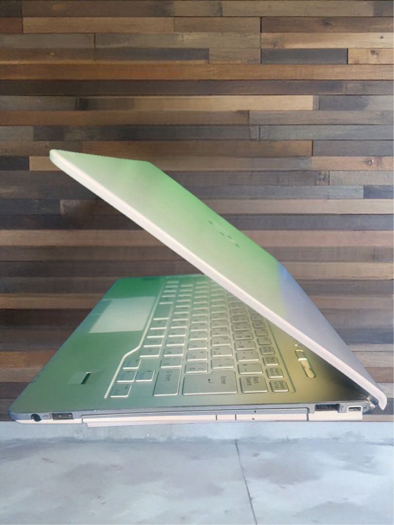 小型軽量✨カメラ、タッチパネル便利❣️白シルバー快適❣️ノートパソコン✨学生社会人‼️