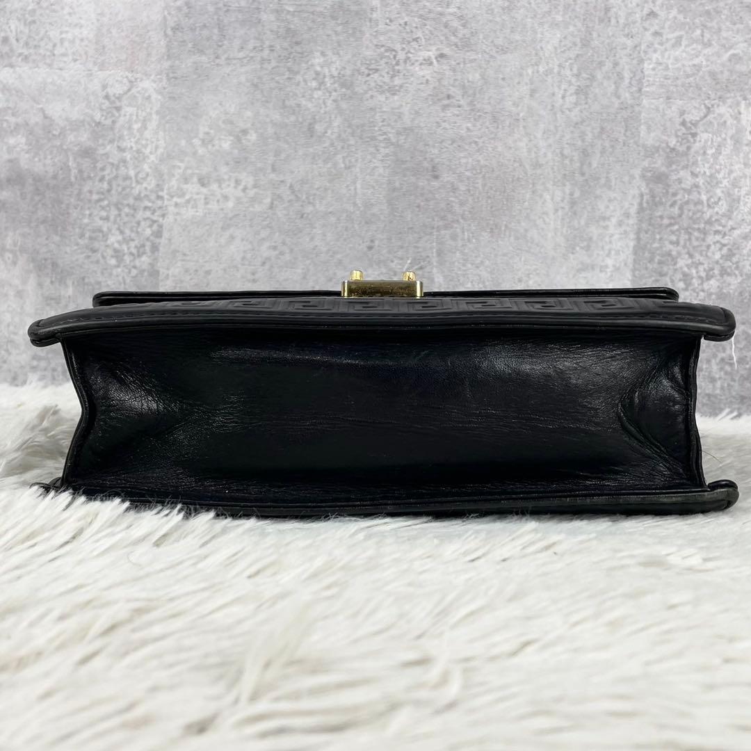 美品 ヴェルサーチ レザー クラッチバッグ サンバースト キルティング 黒