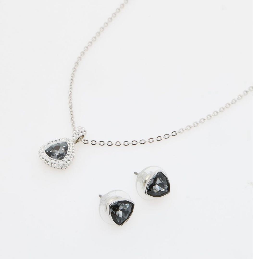 スワロフスキーSWAROVSKI Begin ペンダントピアスセット