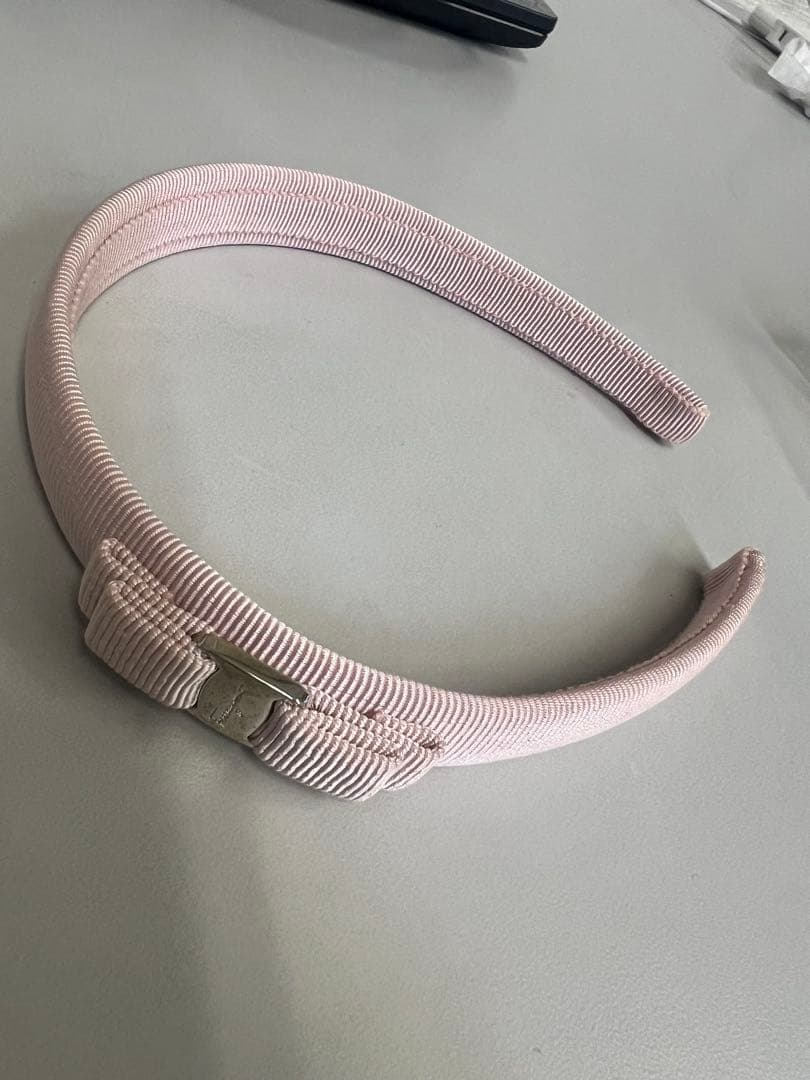 フェラガモ　リボン付きピンクヘアバンド